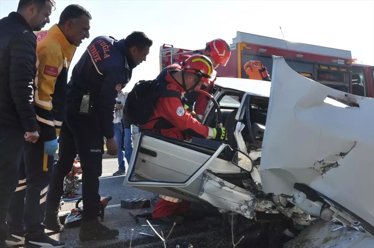 Muğla\'da Kaza: Kadın Yolcu İtfaiye Tarafından Kurtarıldı