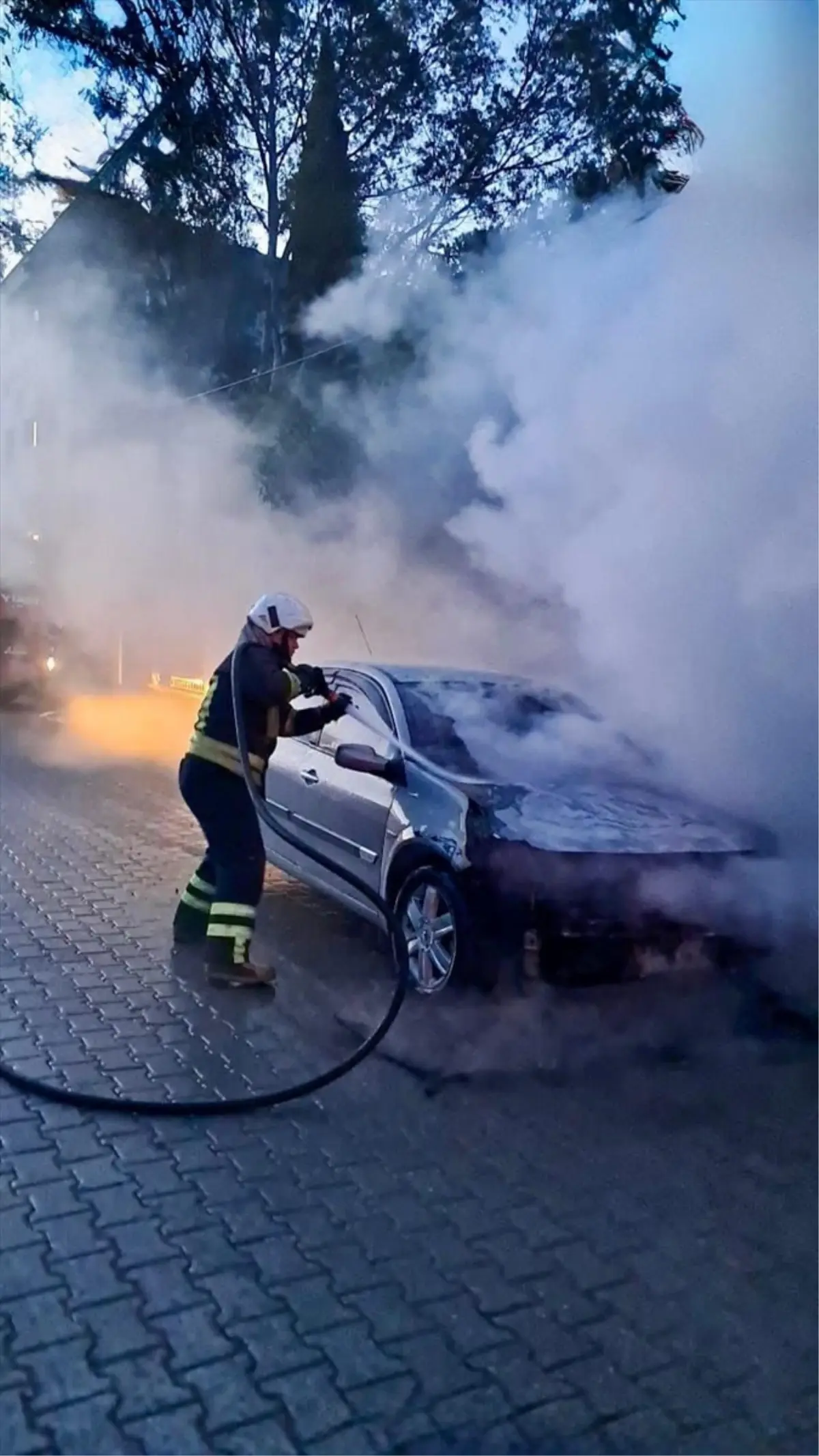 Köyceğiz\'de Park Halindeki Otomobil Yandı