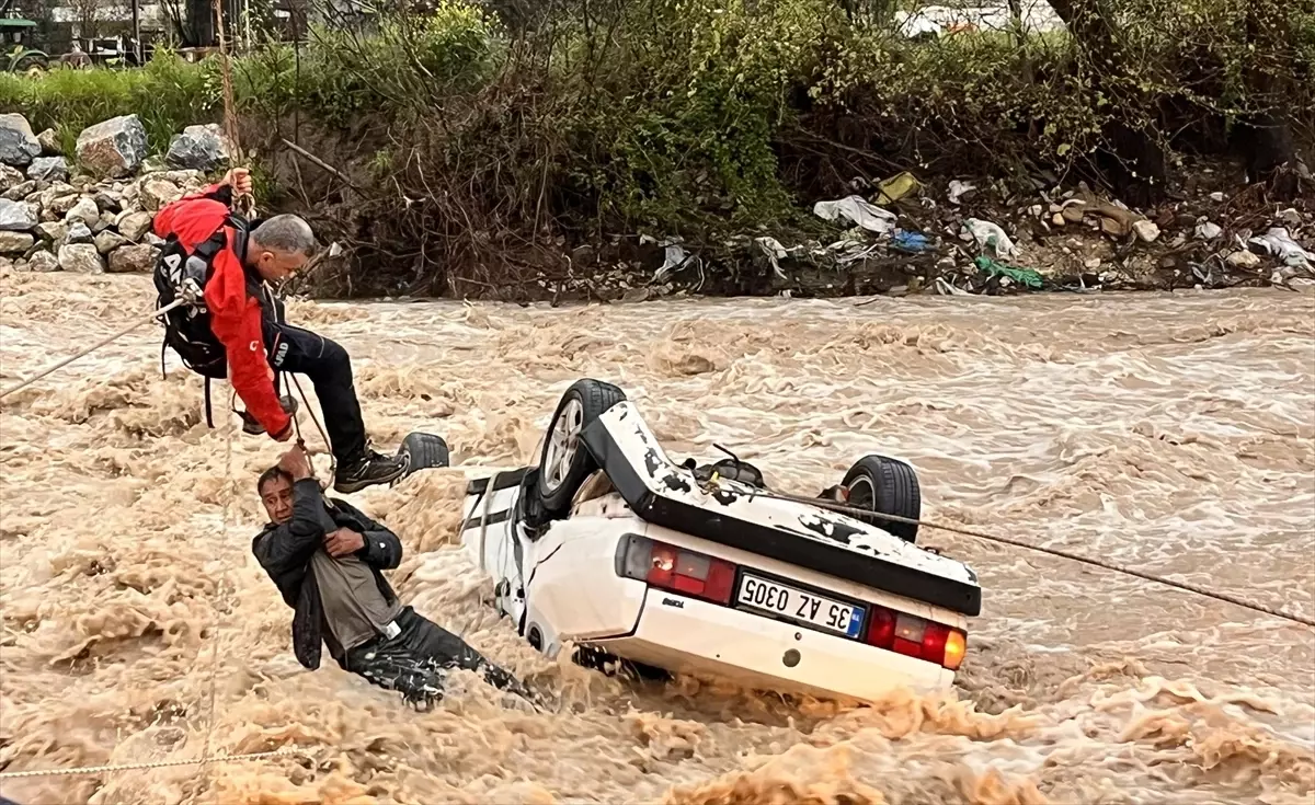 Su basan yoldan geçmeye çalışan araçta can pazarı: 1 ölü, 1 yaralı