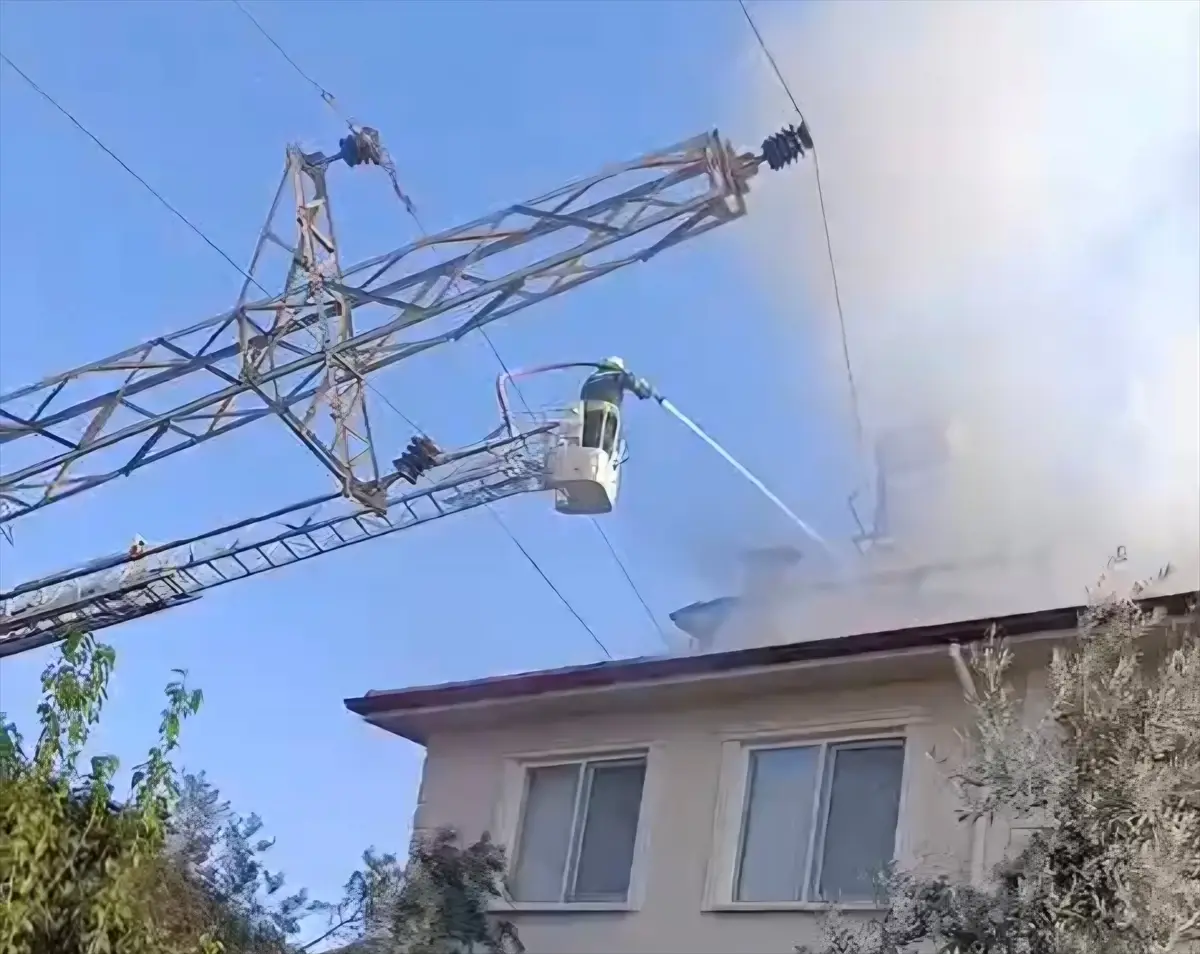 Muğla\'da Yüksek Gerilim Direği Devrildi, Yangın Çıktı