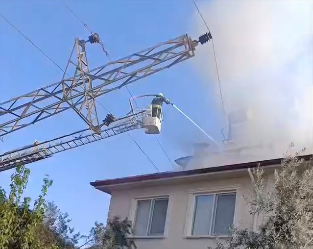 Muğla’da Yüksek Gerilim Direği Devrildi, Yangın Çıktı