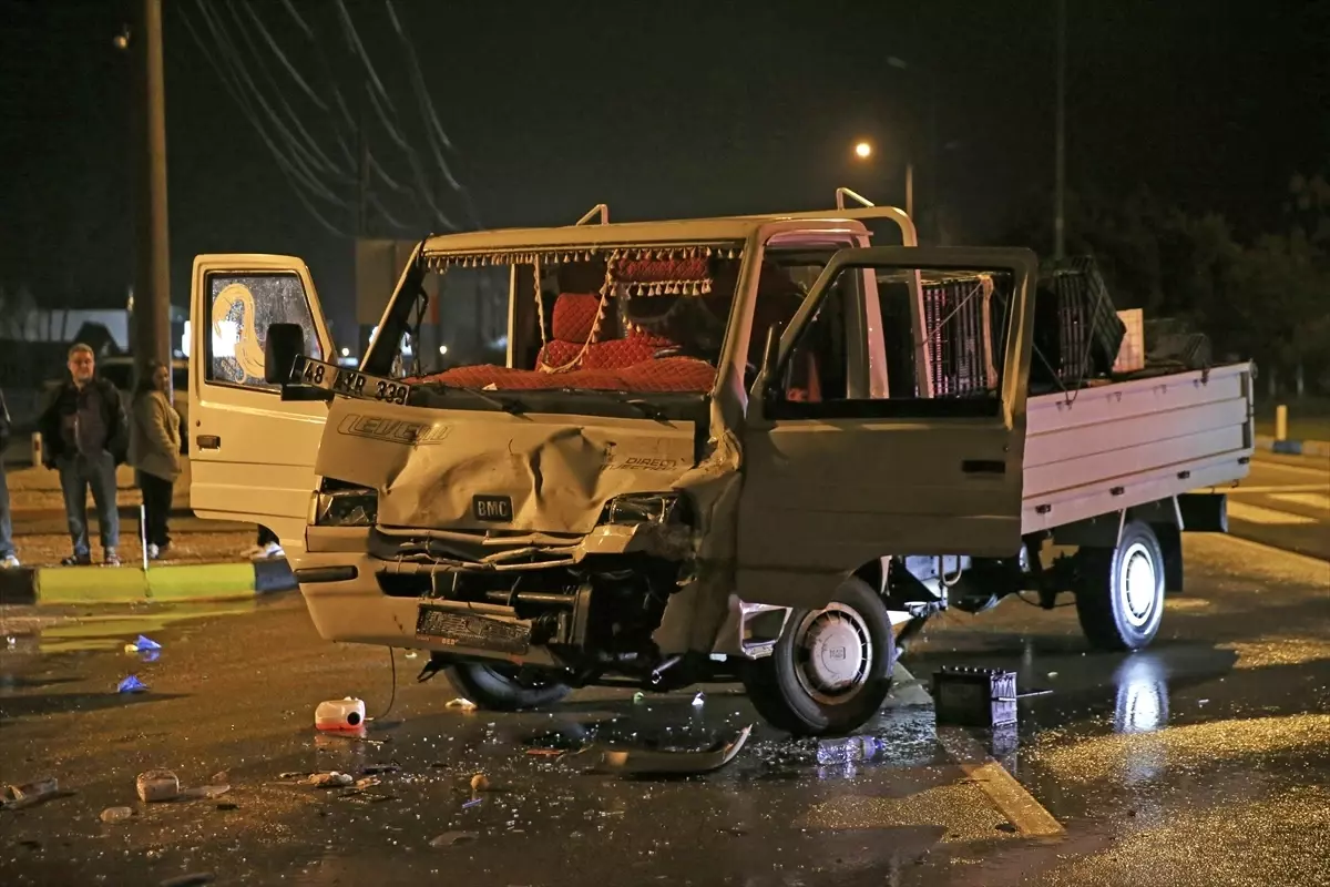 Fethiye\'de Kamyonet Tankerle Çarpıştı