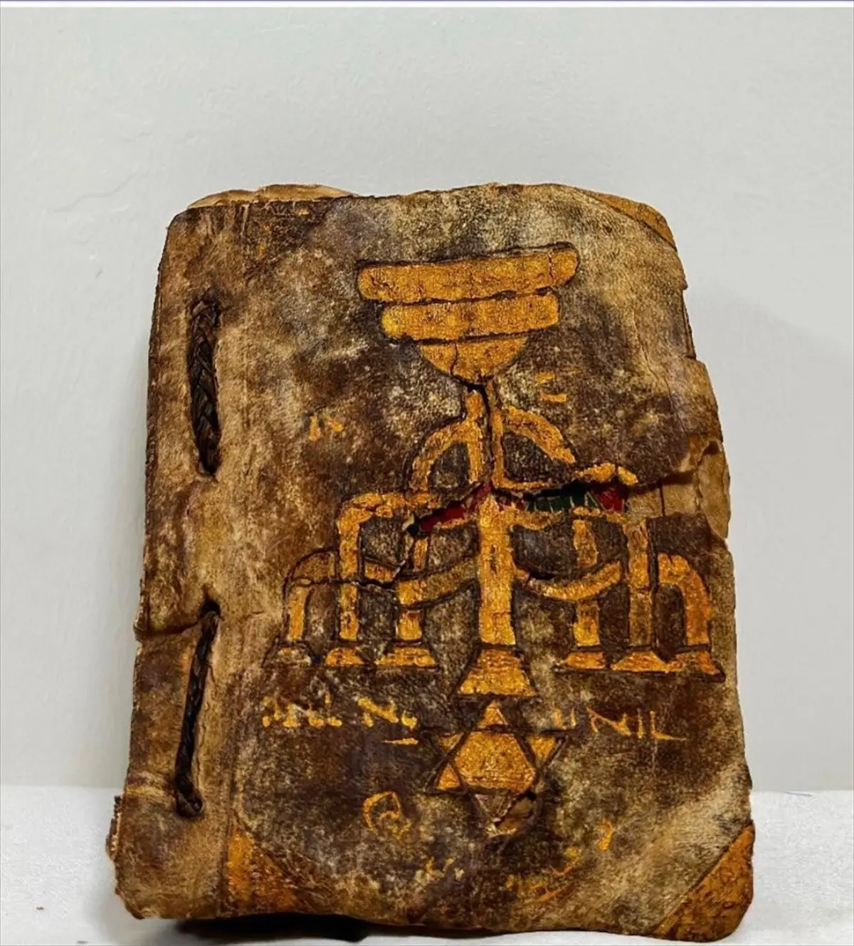 Muğla\'da 15. Yüzyıla Ait Yaldızlı Tevrat Ele Geçirildi