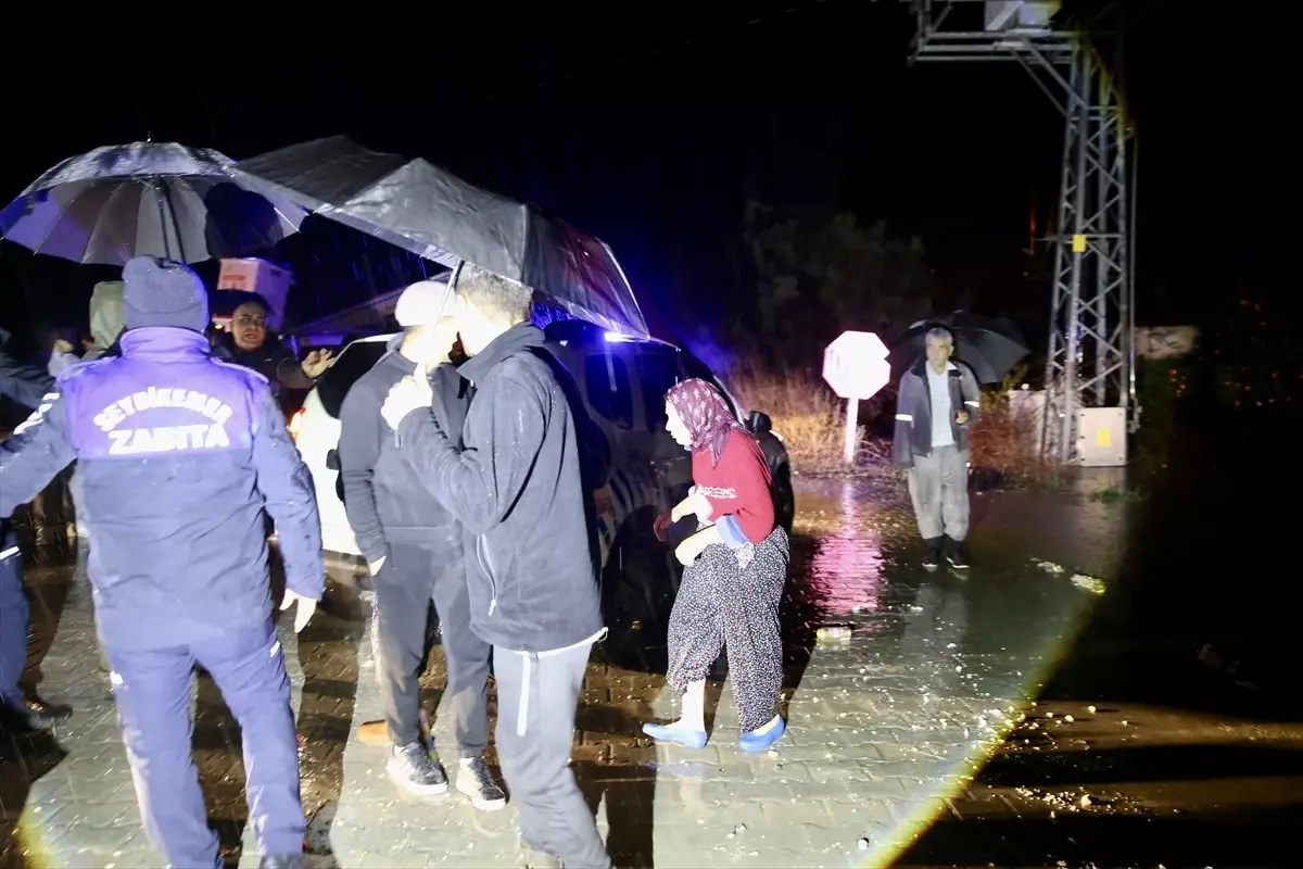 Seydikemer\'de Su Baskını: 25 Ev Tahliye Edildi
