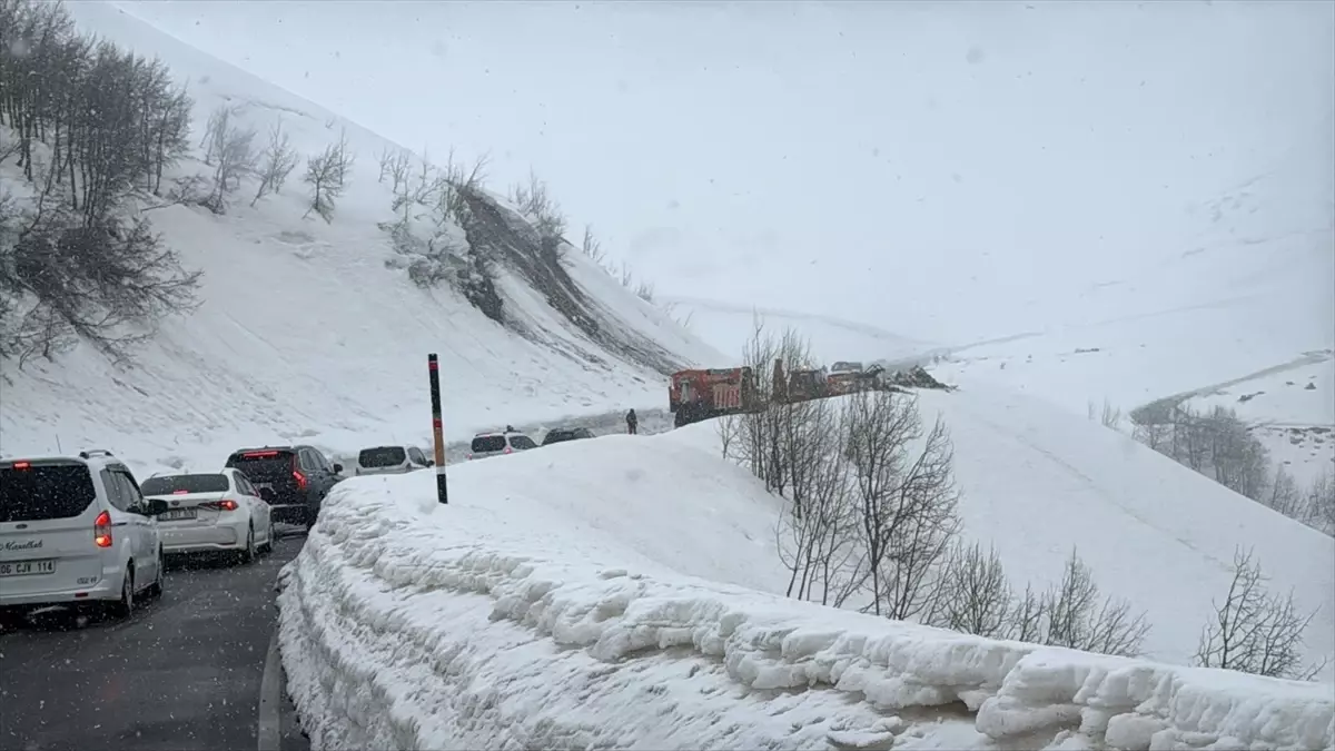 Muş-Kulp Yolunda Çığ Temizliği
