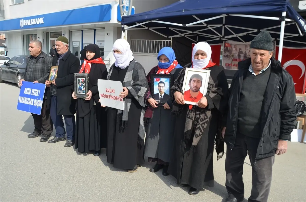 Muş\'ta Aileler Evlatları için Eylemde