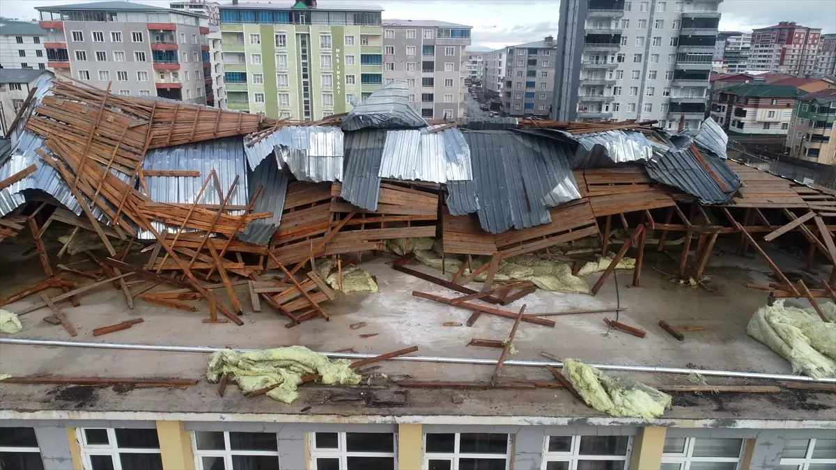 Muş\'ta Fırtına Okul ve Evde Hasara Yol Açtı