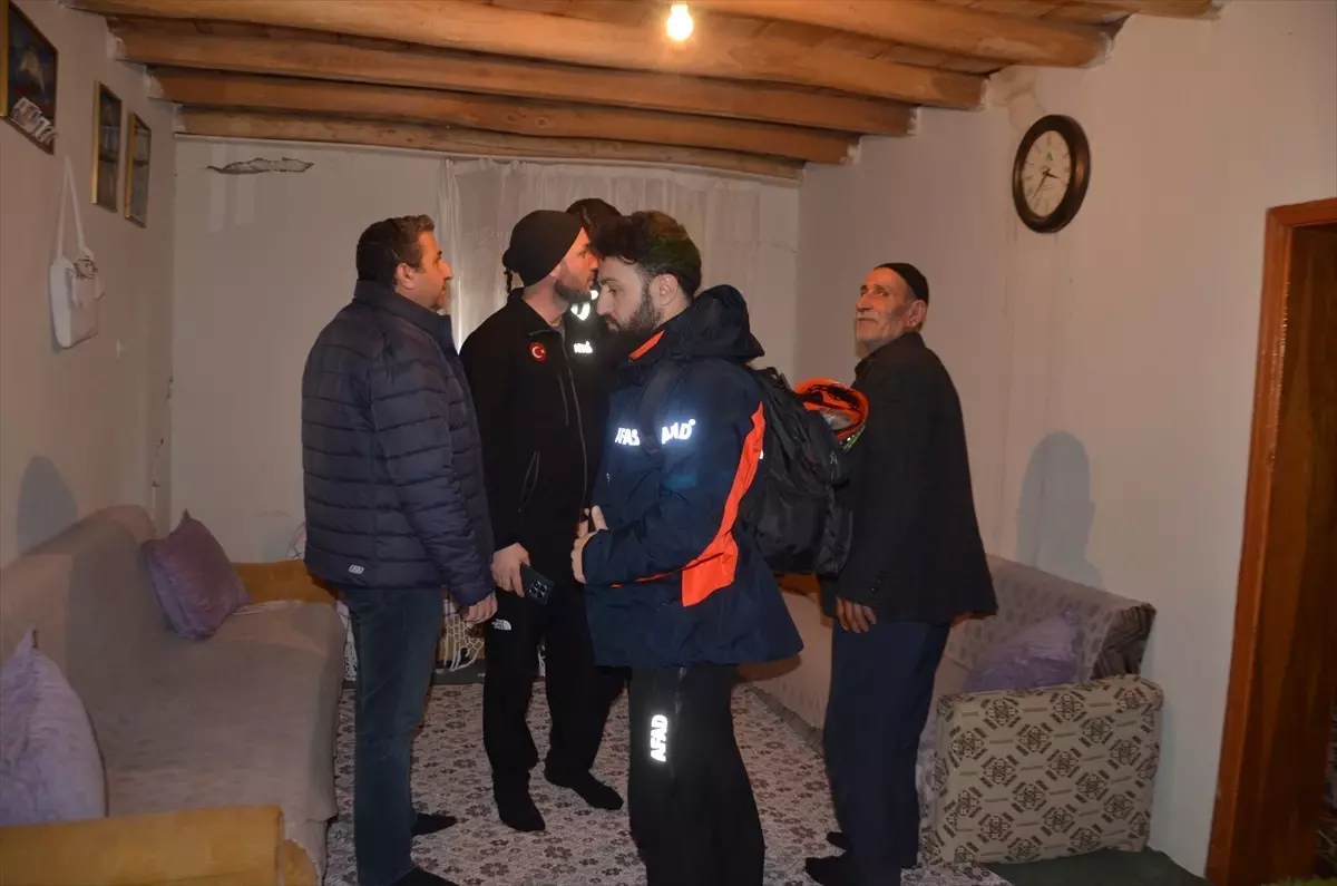 Muş\'ta Heyelan Evde Çatlaklara Yol Açtı