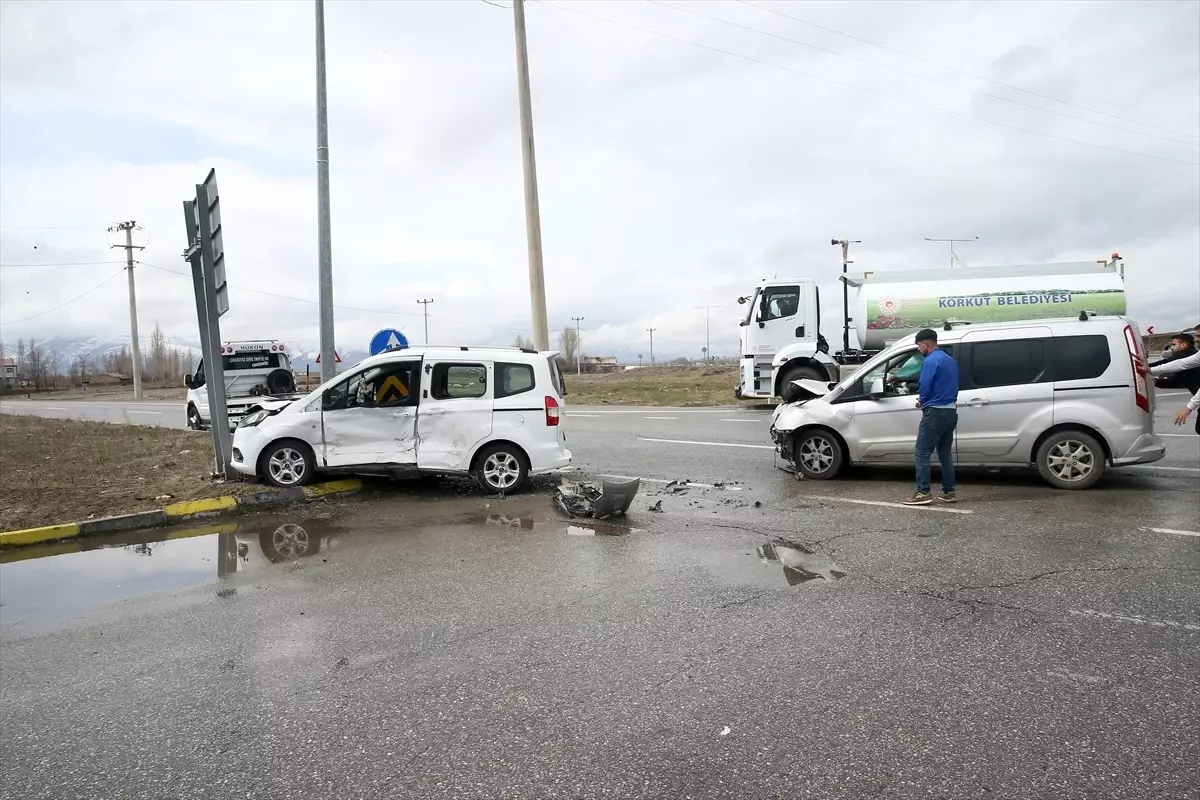 Muş\'ta Trafik Kazası: 9 Yaralı