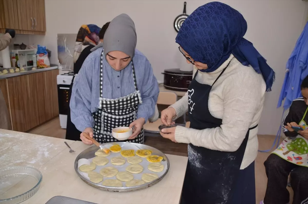 Muş\'ta kadınlar yaptıkları yöresel tatlılarla ağızları tatlandırıyor