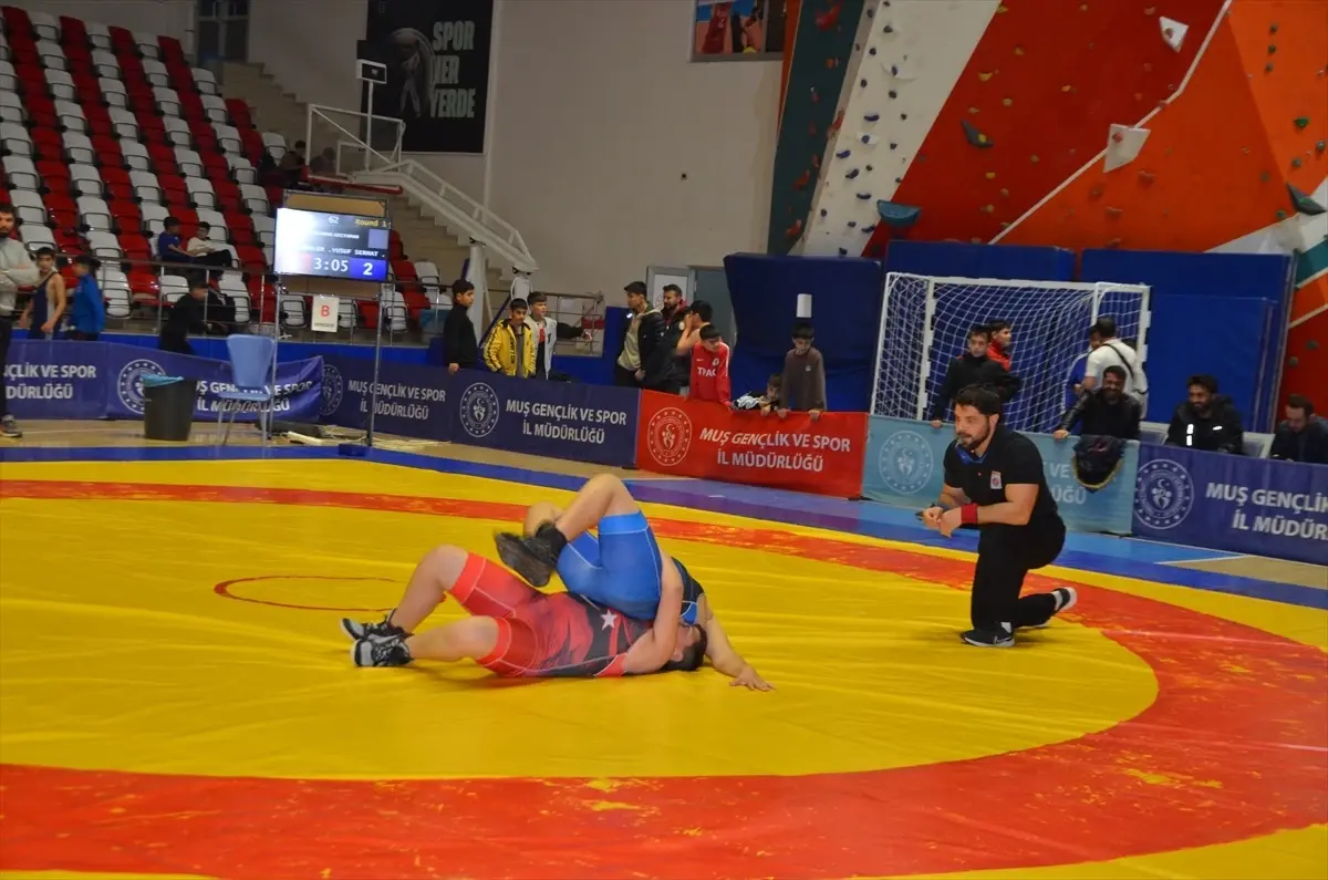 Muş\'ta Küçükler Güreş Müsabakaları Başladı