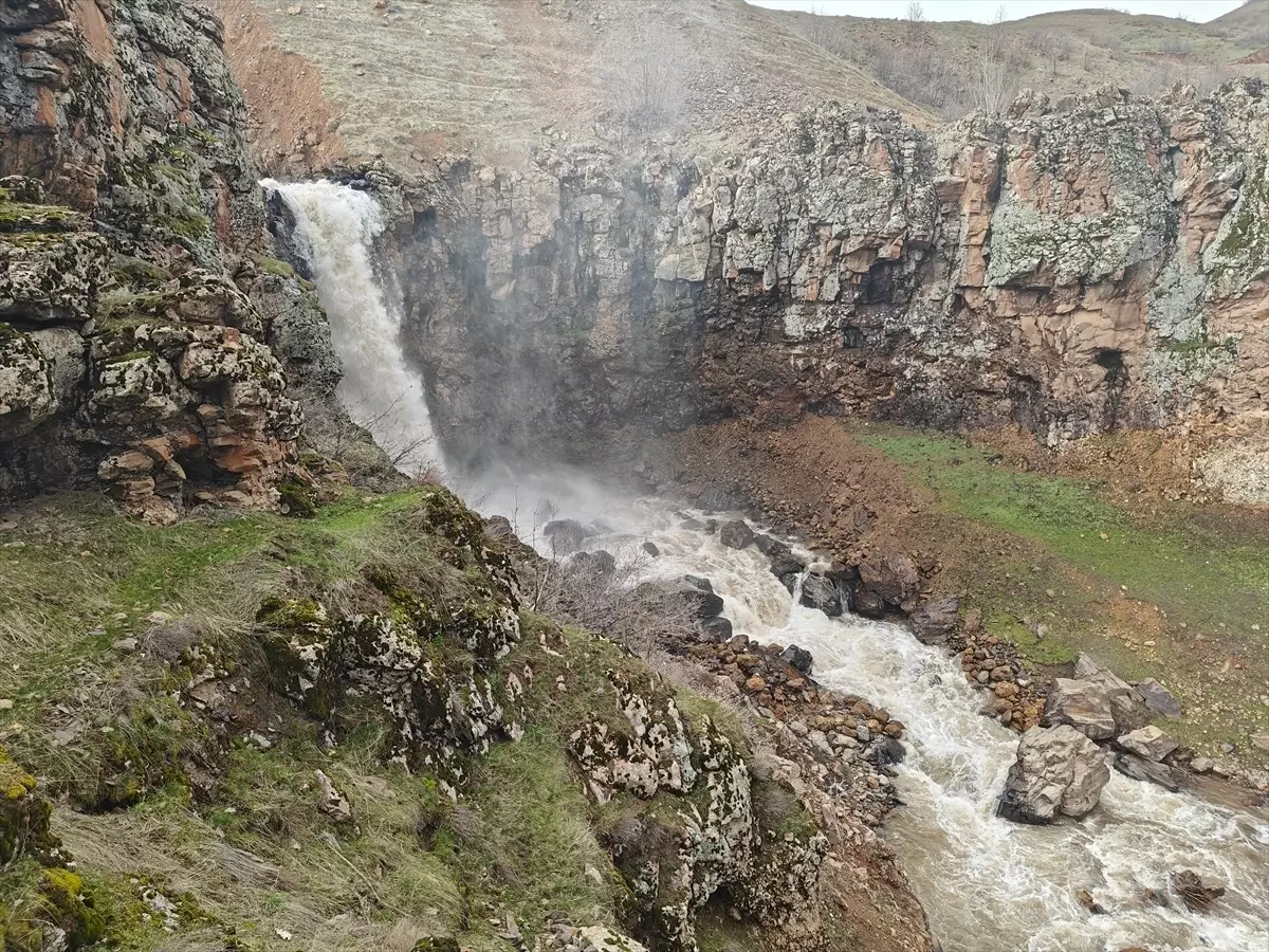 Muş\'ta Şelaleler Coştu