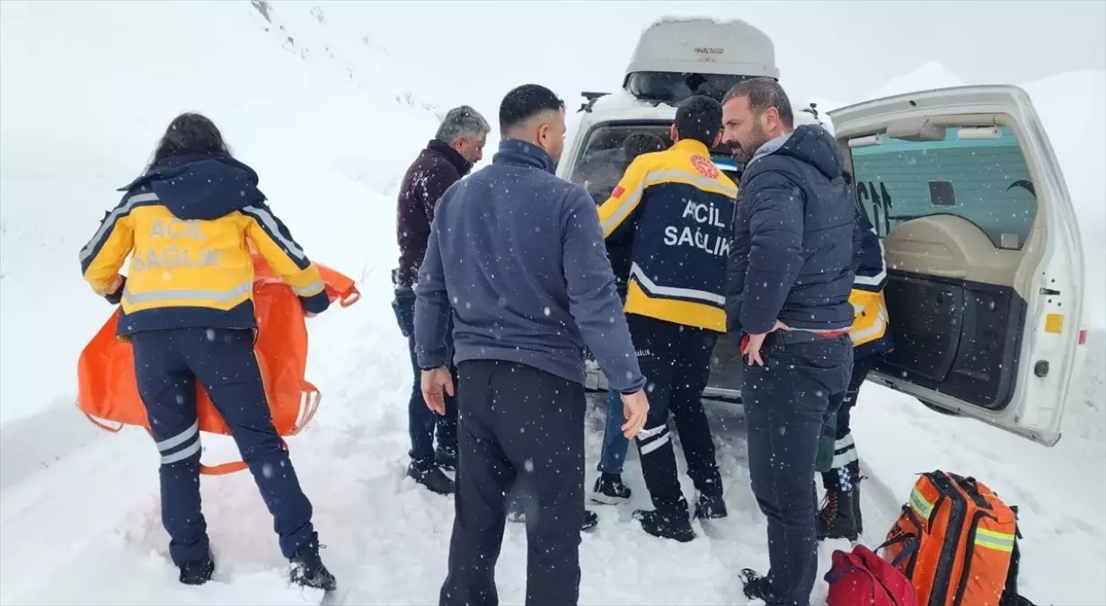 Karla Kaplı Yolda Hasta Kurtarıldı