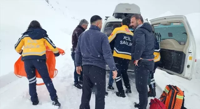 Karla Kaplı Yolda Hasta Kurtarıldı