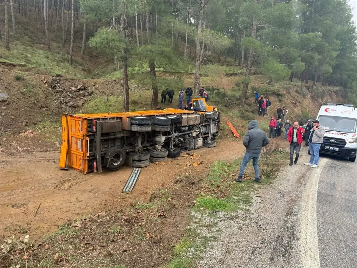 Nazilli\'de Kamyon Devrildi, Sürücü Hastanede