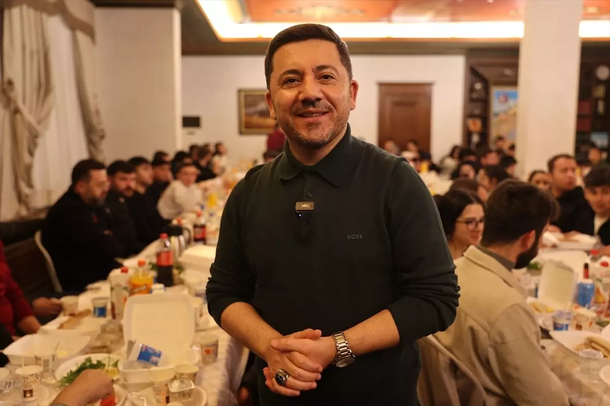 Başkan Arı Öğrencilerle Sahurda Buluştu