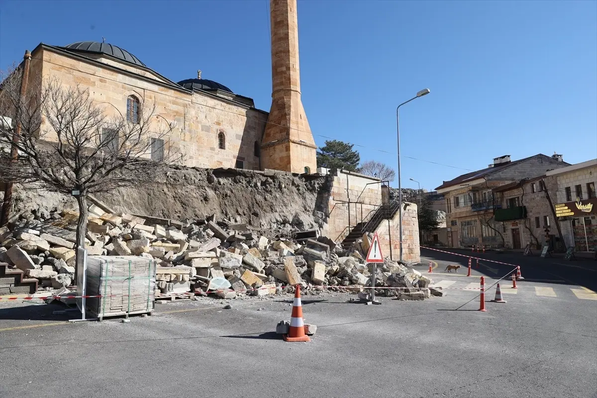 Nar Camii Kebir’in İstinat Duvarı Yıkıldı