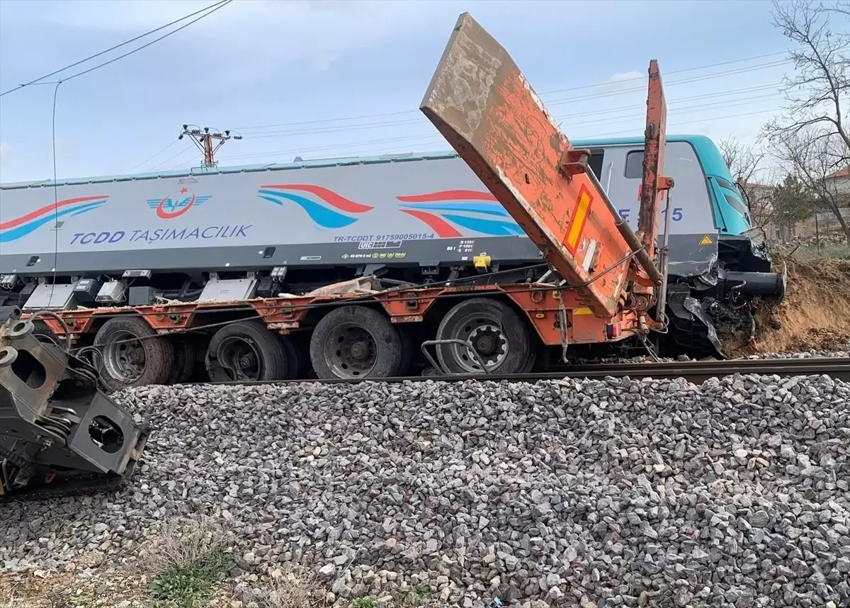 Kozaklı\'da Tren-Tır Çarpıştı: İki Makinist Yaralandı