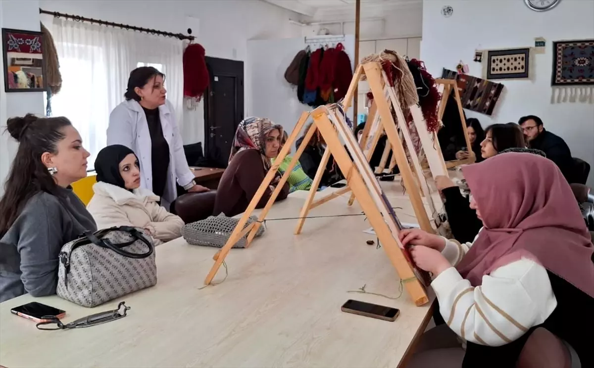 Nevşehir\'de üniversite öğrencilerine dokuma atölyesinde halı kültürü tanıtıldı