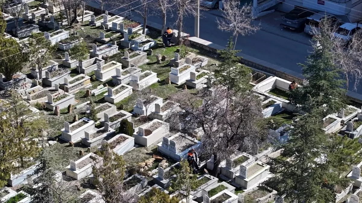 Niğde Mezarlıklarında Bayram Temizliği