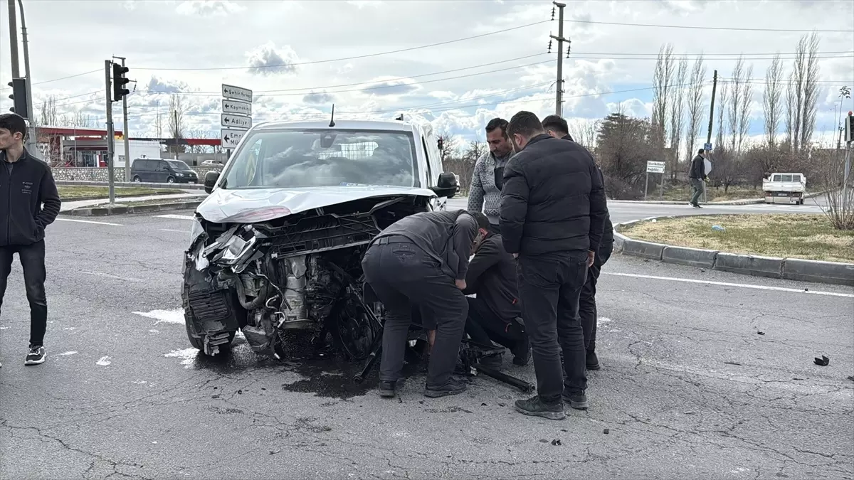 Niğde\'de Ambulans ile Araç Çarpıştı