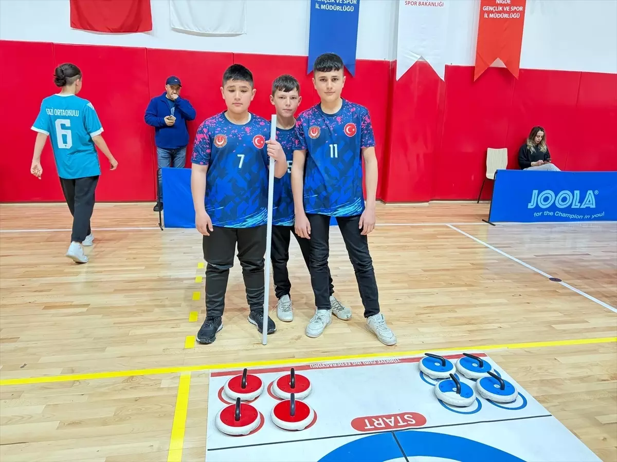 Niğde\'de Floor Curling Müsabakaları Başladı