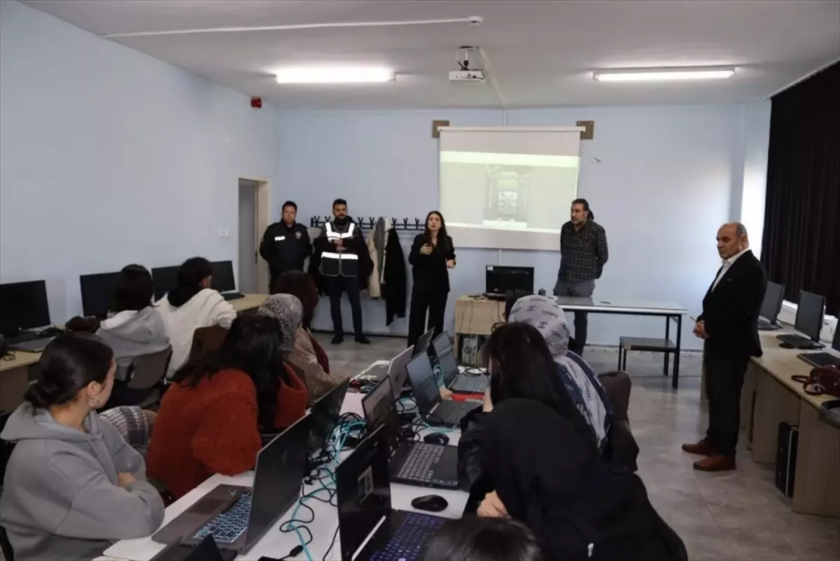 Öğrencilere Dolandırıcılık Eğitimi