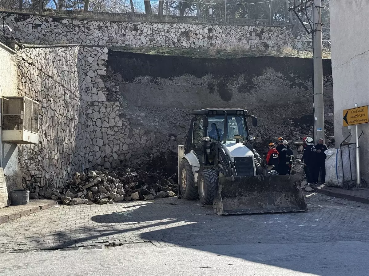 Niğde Kalesi\'nde Çöken İstinat Duvarı