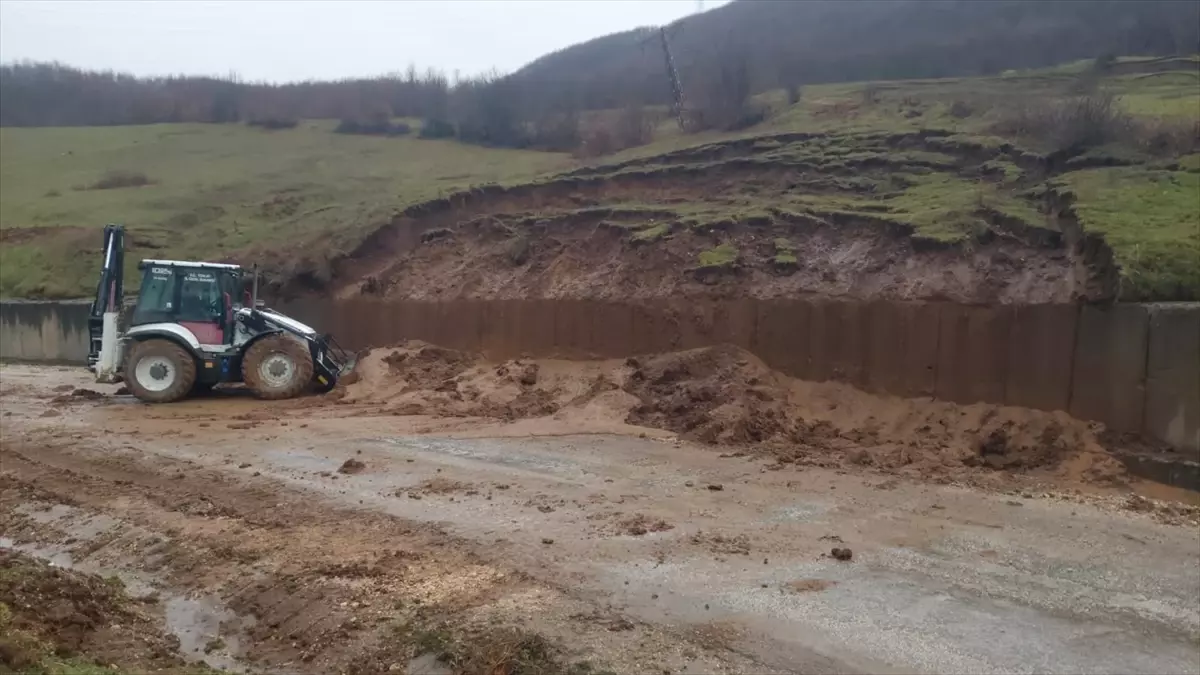 Niksar\'da Heyelan Kapanan Yol Yeniden Açıldı
