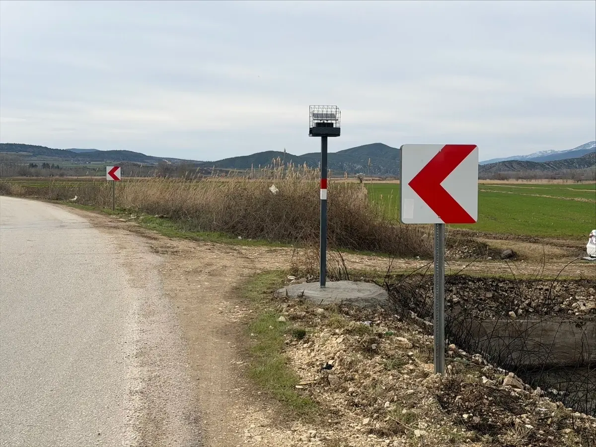 Niksar\'da Trafik Güvenliği İçin Uyarı Lambası