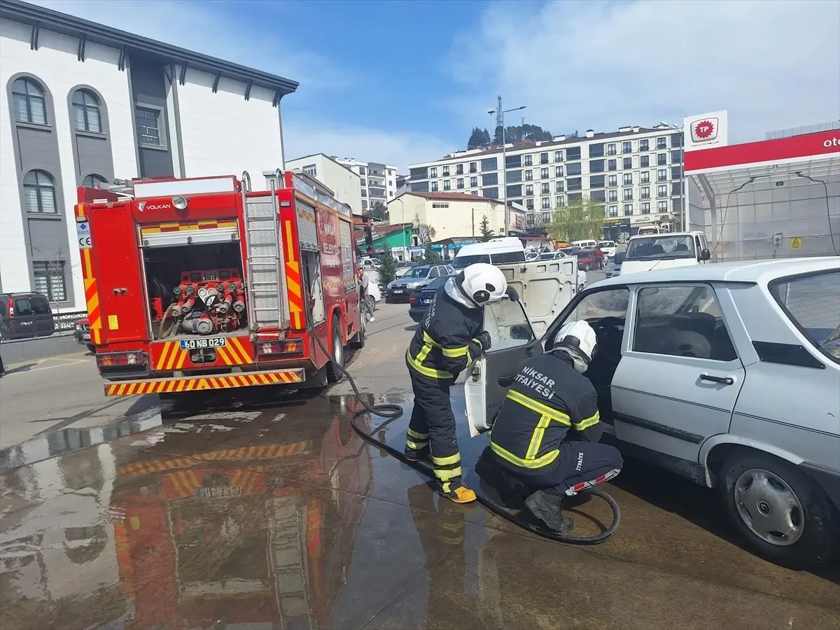 Niksar\'da Park Halindeki Araçta Yangın