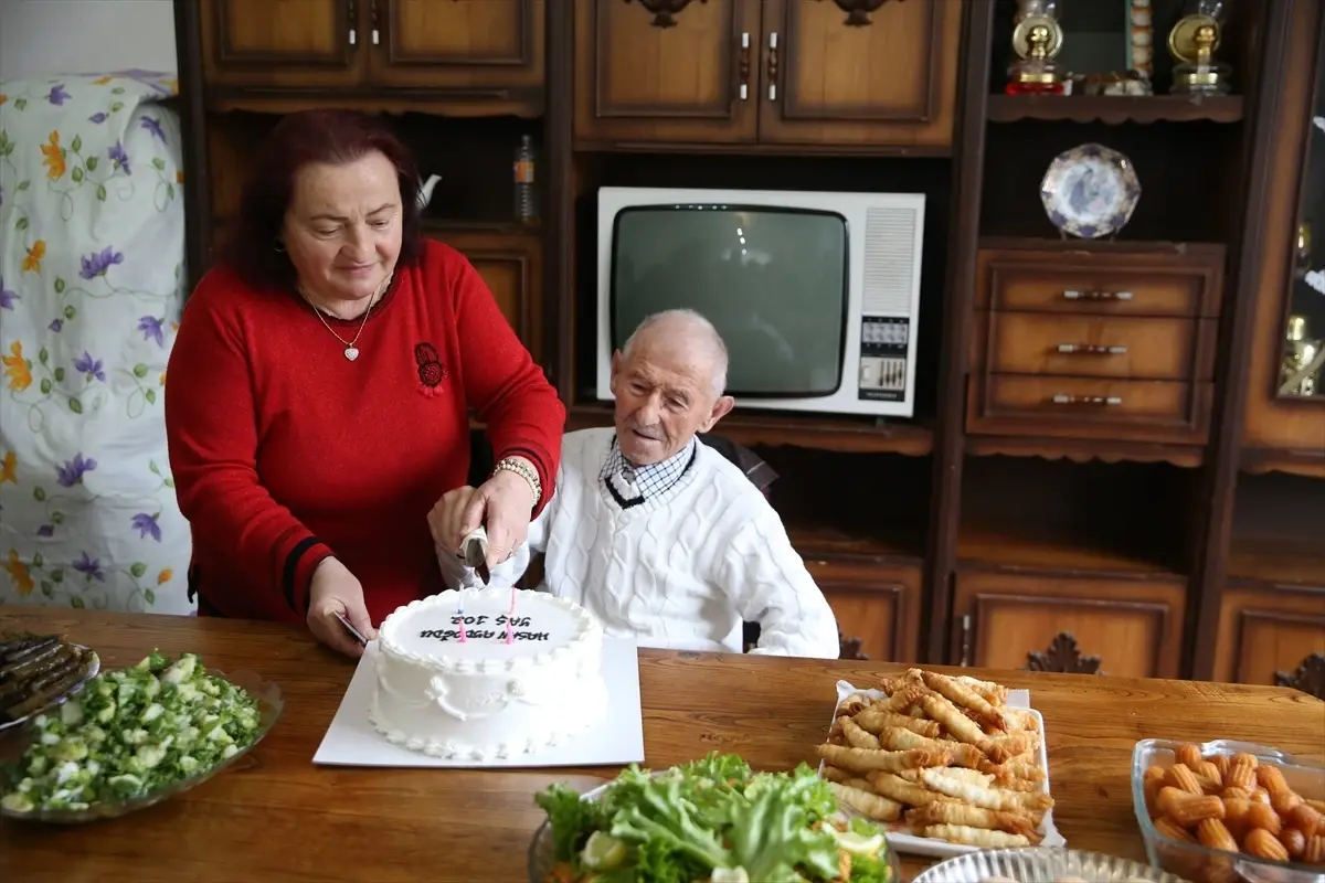 102 Yaşına Giren Hüseyin Aydoğan\'ın Doğum Günü Kutlandı