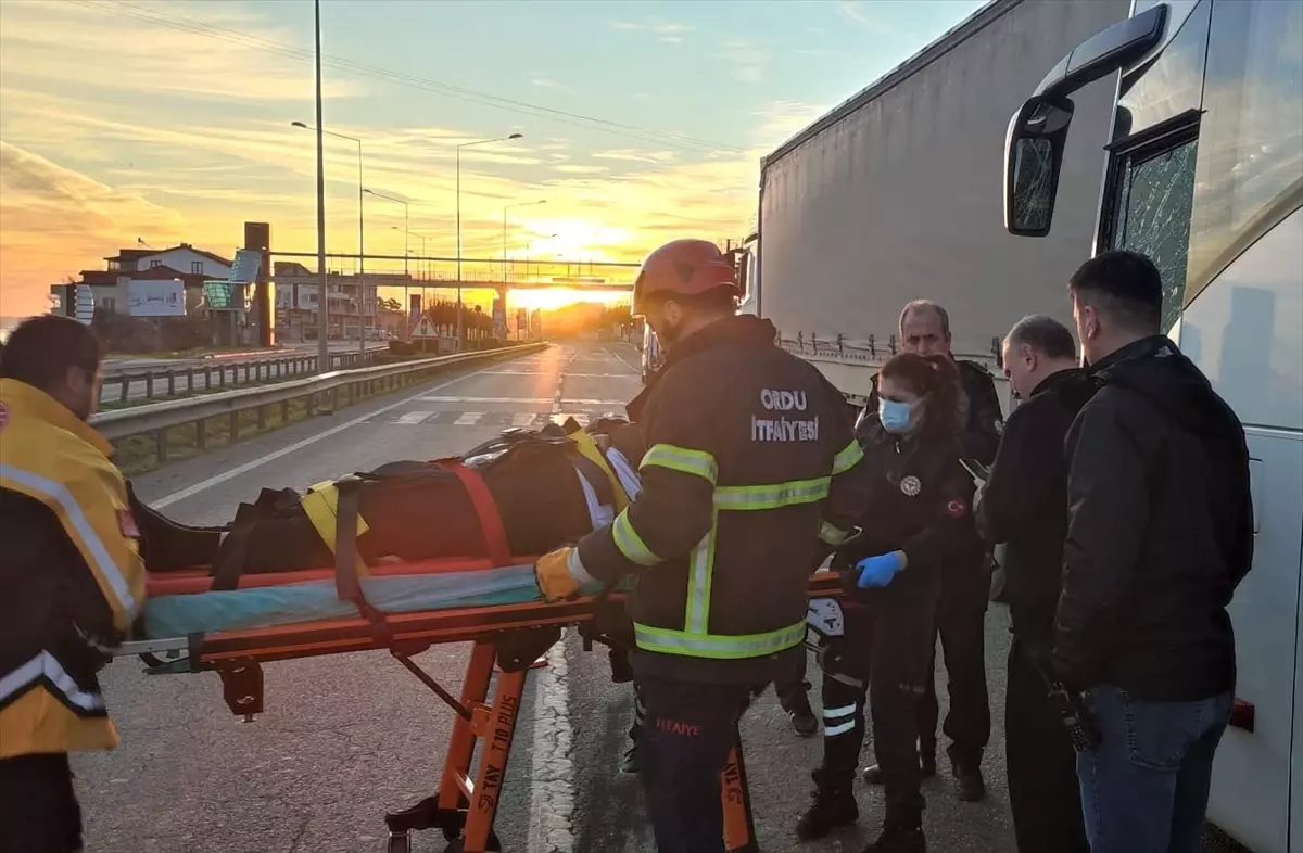 Ünye\'de Otobüs ve Tır Çarpıştı: 4 Yaralı