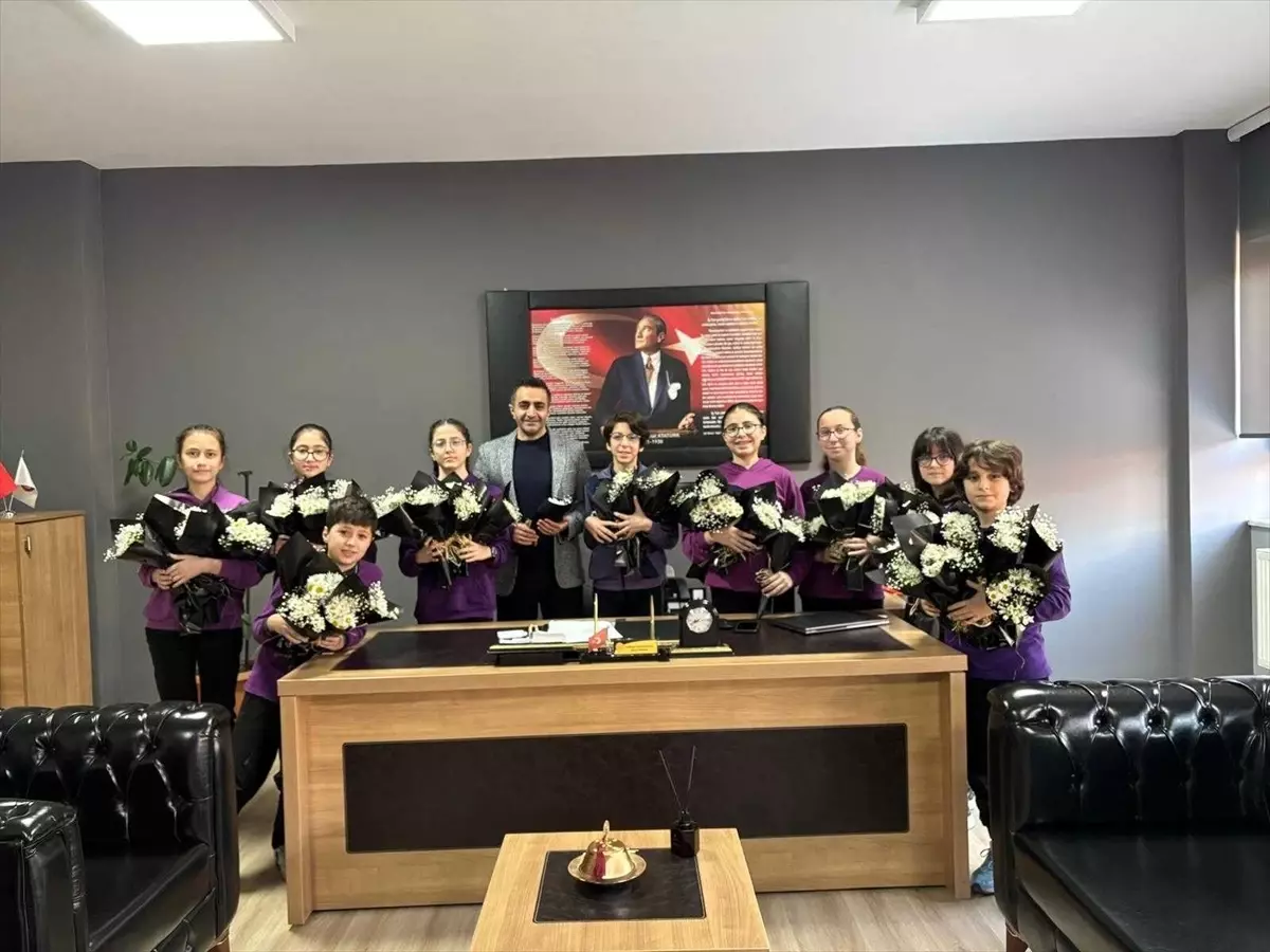 Öğrencilerden Öğretmenlere Çiçekli Destek