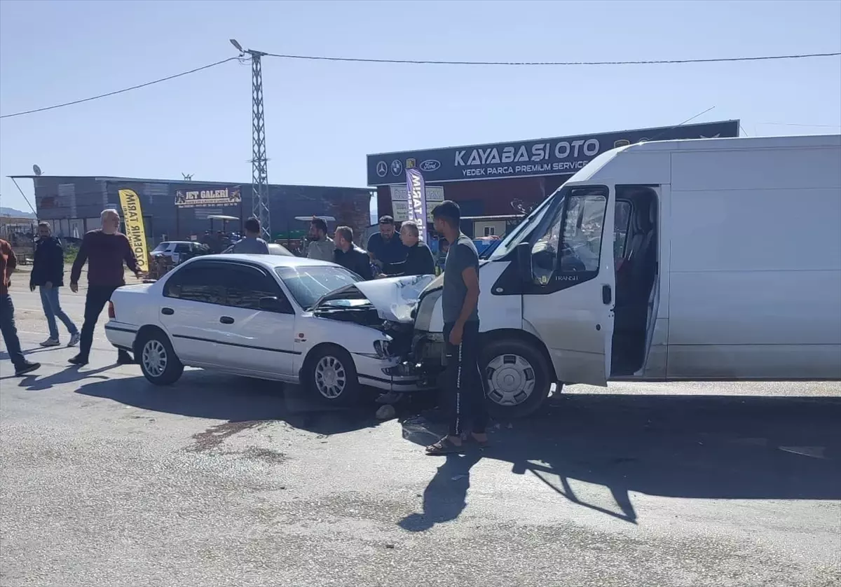 Kadirli\'de Minibüsle Çarpışma: Bir Yaralı