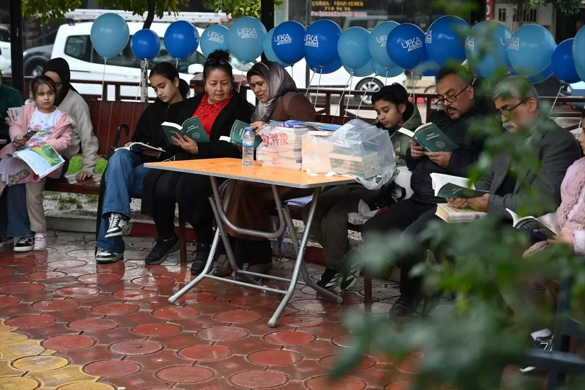 Kadirli\'de Yağmurda Kitap Okuma Etkinliği