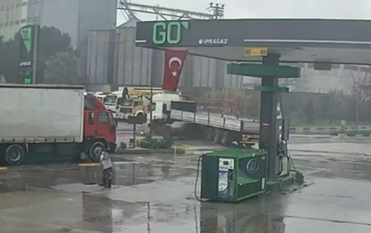 Turgutlu\'da Kaza: TIR\'a Çarpan Otomobilde 1 Yaralı