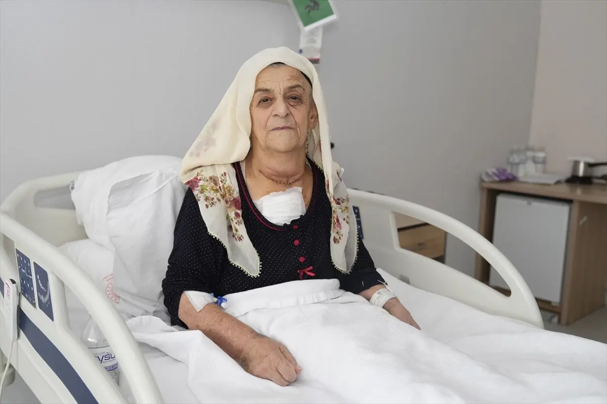 78 Yaşındaki Kadın Guatr Ameliyatıyla Kurtuldu