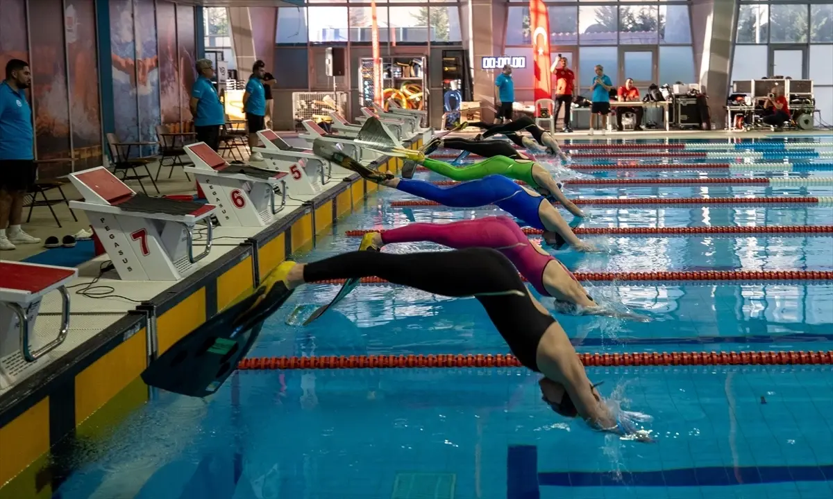Sakarya\'da Paletli Yüzme Şampiyonası Başladı