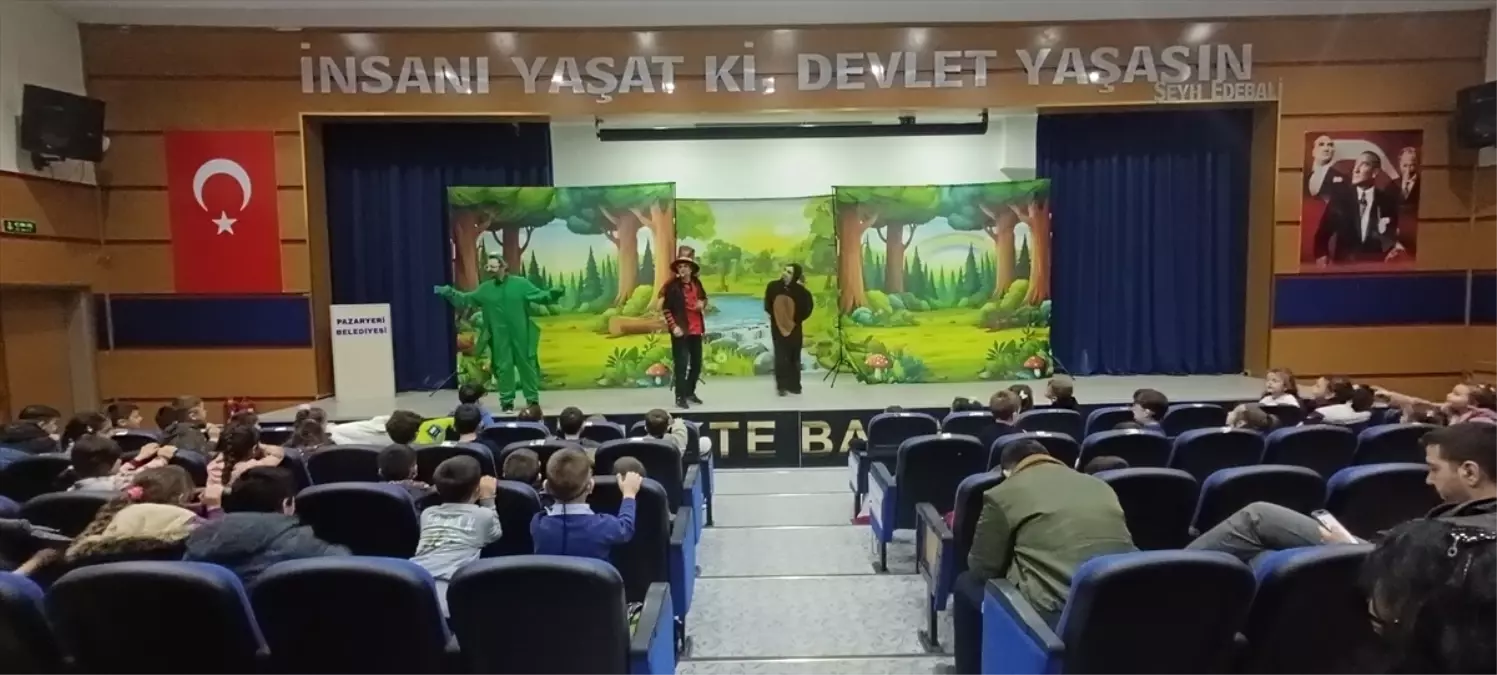 Pazaryeri\'nde Tiyatro Gösterimi