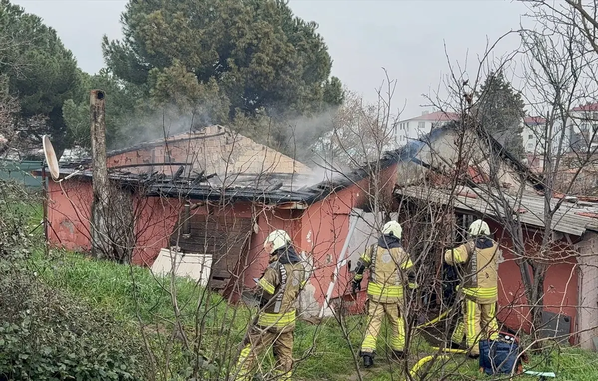 Pendik\'te Gecekonduda Yangın