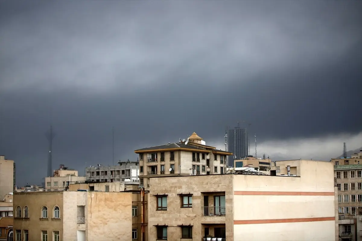 Tahran\'da Petrol Depolarında Yangın