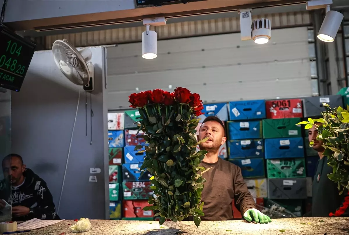 Kadınlar Günü Öncesi Çiçek Mezadı Canlandı