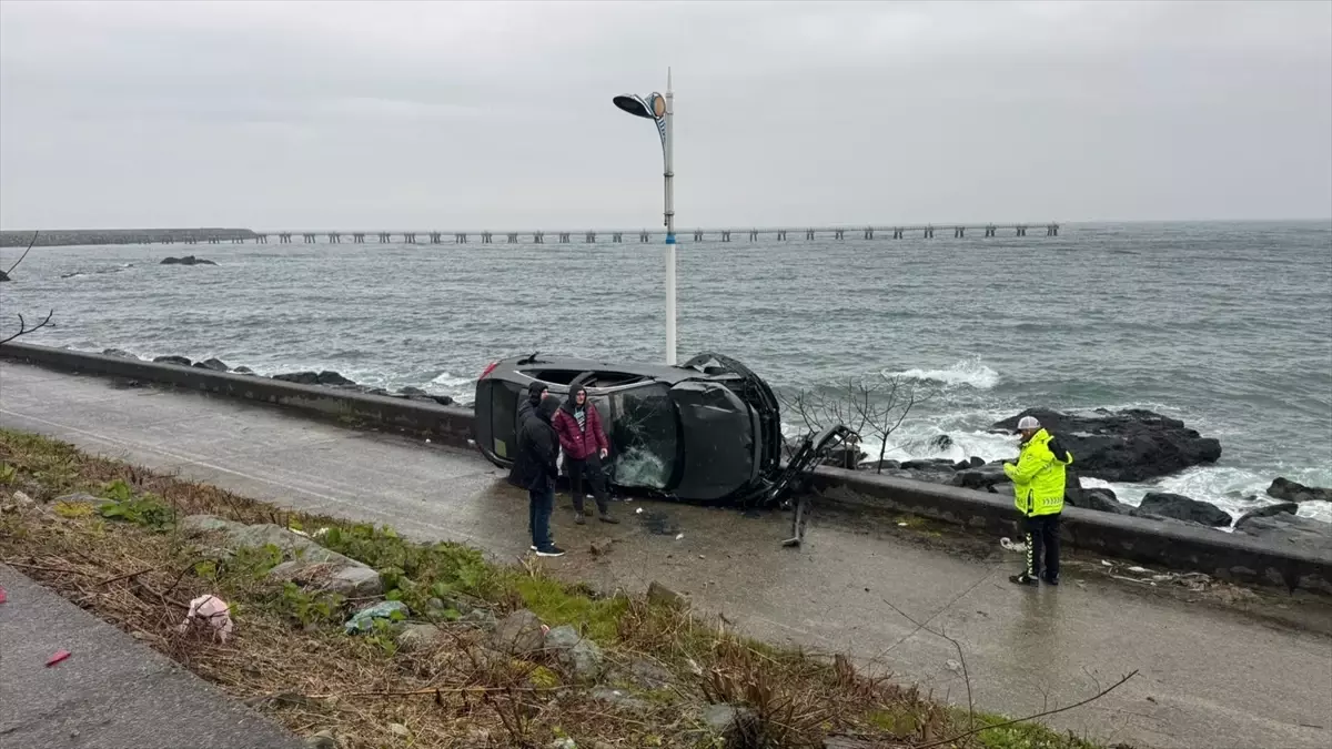 Rize\'de Otomobil Devrildi: 1 Yaralı