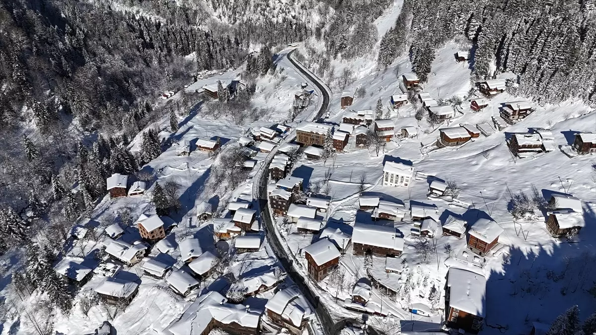 Ayder Yaylası\'nda Kar Manzaraları