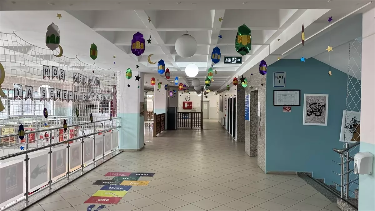 Rize ve Ordu\'da öğrenciler okul ve sınıflarını ramazan için süsledi