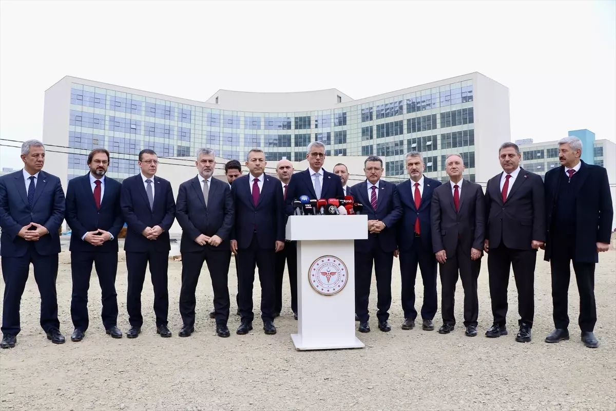 Sağlık Bakanı Memişoğlu, Trabzon Şehir Hastanesi inşaatında incelemelerde bulundu Açıklaması