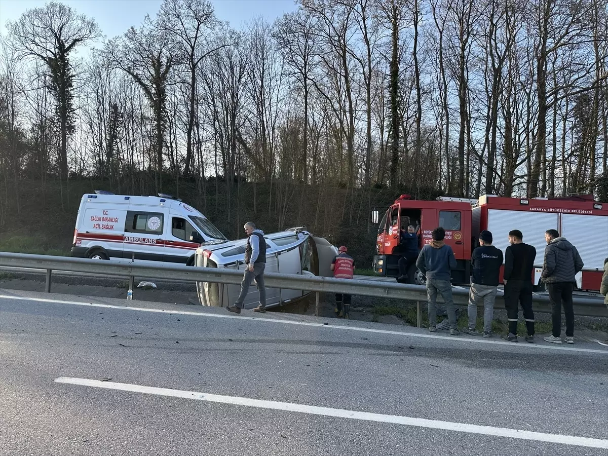 Karasu\'da Hafif Ticari Araç Devrildi