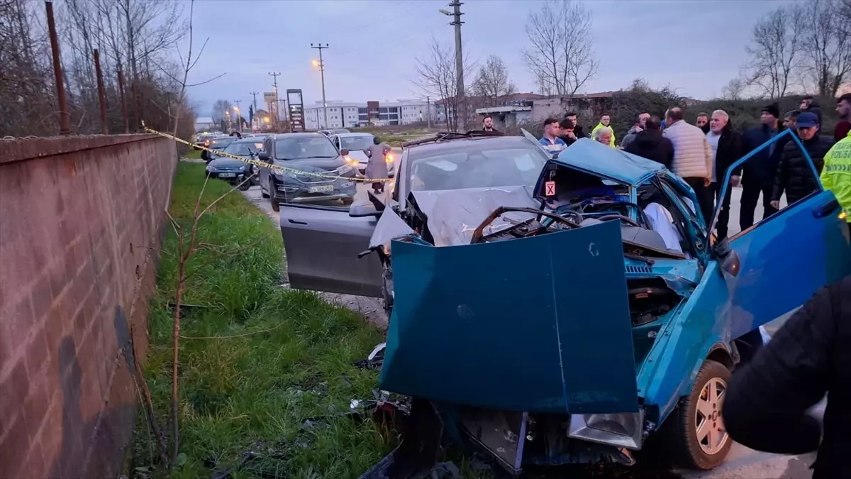 Sakarya\'da otomobil ile SUV tipi aracın çarpıştığı kazada 1 kişi öldü