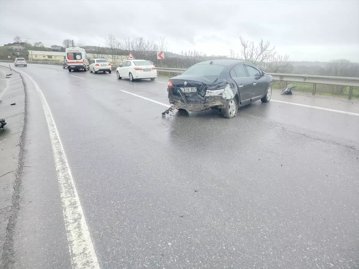 Kaynarca\'da Otomobil Bariyere Çarptı: 1 Yaralı